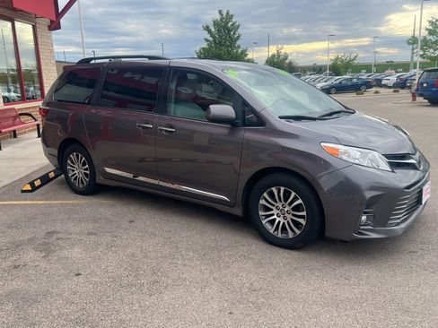 Used 2019 Toyota Sienna XLE Premium w/ Carpet Mat Package FWD image 3