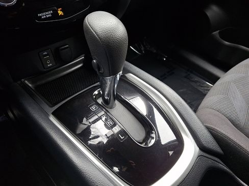 Used 2016 Nissan Rogue SV w/ SV Premium Package image 14