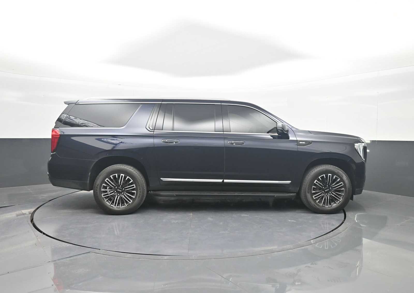 Used 2024 GMC Yukon XL SLT w/ SLT Luxury Package AWD/4WD image 9