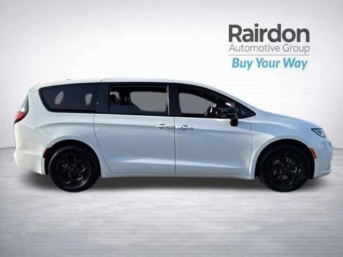 Used 2024 Chrysler Pacifica Limited FWD image 8
