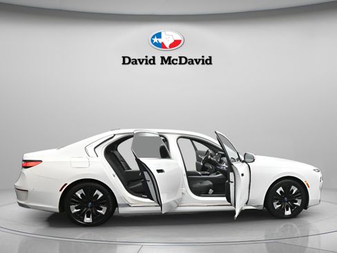 Used 2023 BMW i7 xDrive60 AWD/4WD image 43