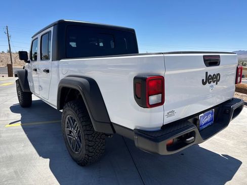 Used 2025 Jeep Gladiator Sport AWD/4WD image 3