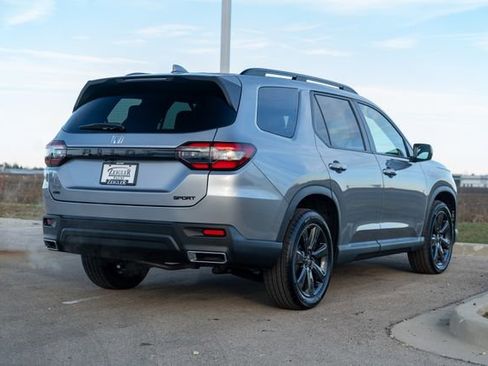 Used 2025 Honda Pilot Sport image 7