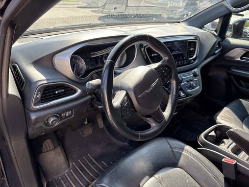 Used 2018 Chrysler Pacifica Touring-L w/ Premium Audio Group FWD image 16