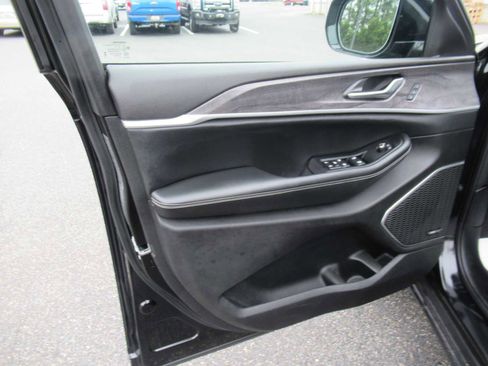 Used 2023 Jeep Grand Cherokee 4WD 4xe w/ Luxury Tech Group II image 16