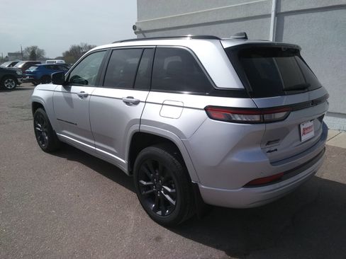 Used 2026 Jeep Grand Cherokee Limited AWD/4WD image 7
