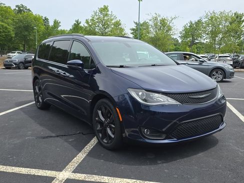 Used 2018 Chrysler Pacifica Limited w/ S Appearance Package FWD image 3