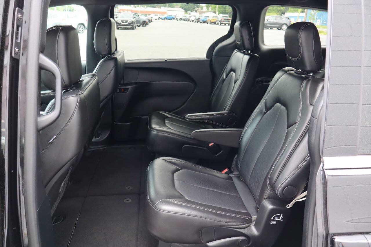 Used 2025 Chrysler Pacifica Select FWD image 5