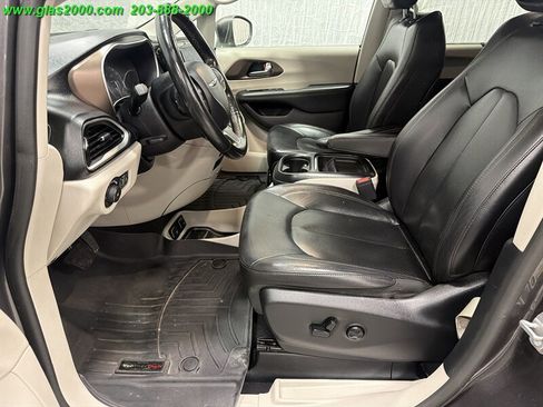 Used 2019 Chrysler Pacifica Touring-L image 22