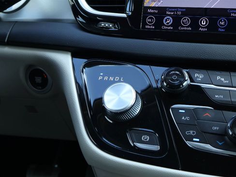 Used 2020 Chrysler Pacifica Touring-L w/ Tire & Wheel Group image 17