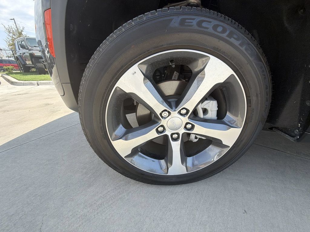 Used 2025 Jeep Grand Cherokee Limited RWD image 14