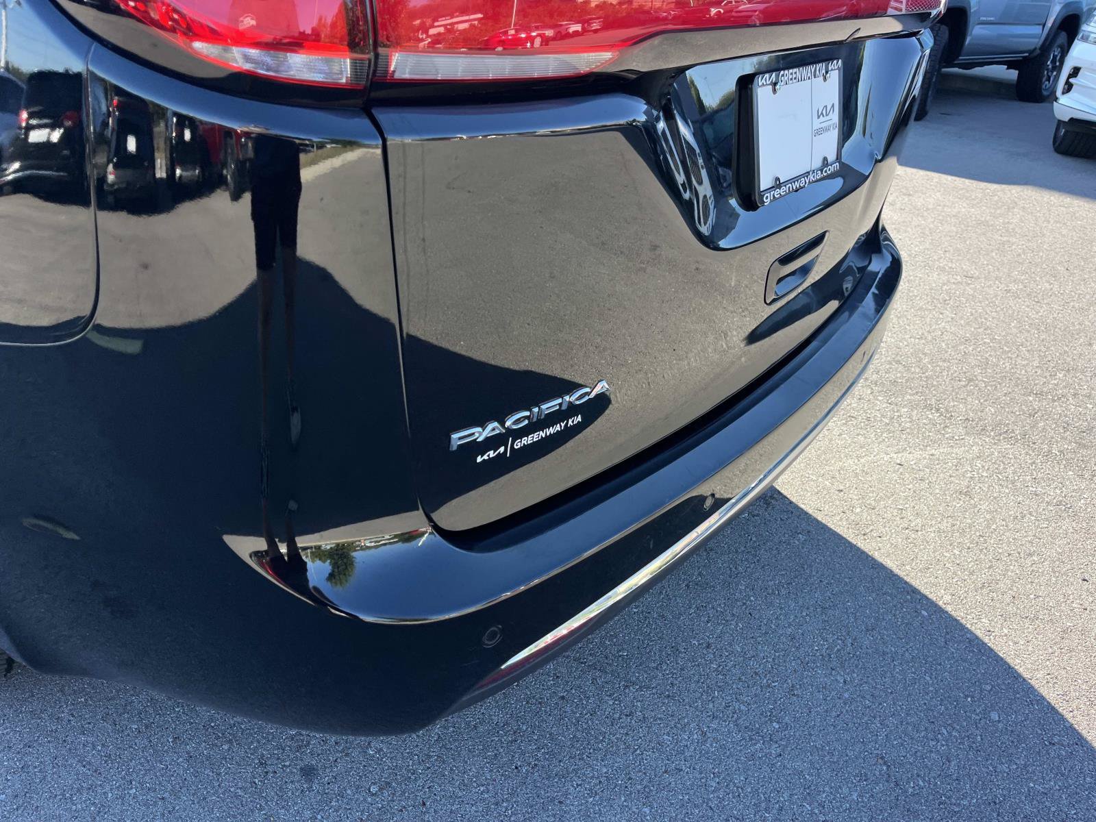 Used 2024 Chrysler Pacifica Touring-L FWD image 10