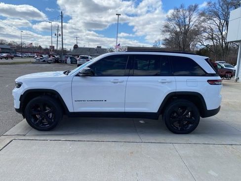 Used 2024 Jeep Grand Cherokee Altitude image 9