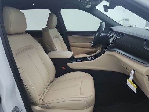 New 2025 Jeep Grand Cherokee L Limited w/ Trailer Tow Package image 34