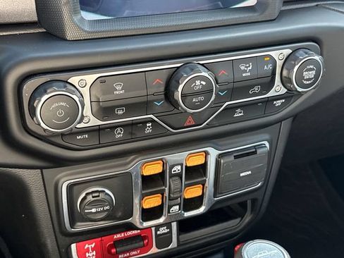 Used 2023 Jeep Gladiator Mojave AWD/4WD image 28