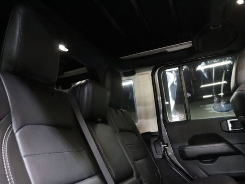Used 2019 Jeep Wrangler Unlimited Sahara image 29