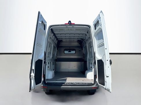 Used 2025 Mercedes-Benz Sprinter 2500 image 9