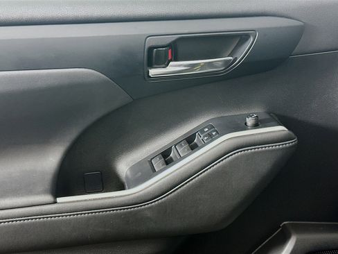 Used 2022 Toyota Highlander XLE FWD image 15