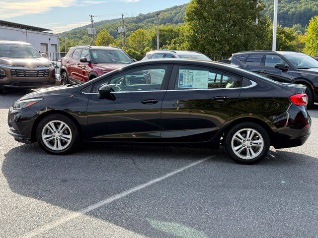 Used 2018 Chevrolet Cruze LT w/ Convenience Package FWD image 9