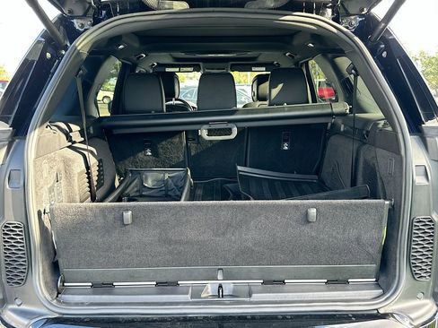 Used 2023 Land Rover Discovery Metropolitan Edition image 26