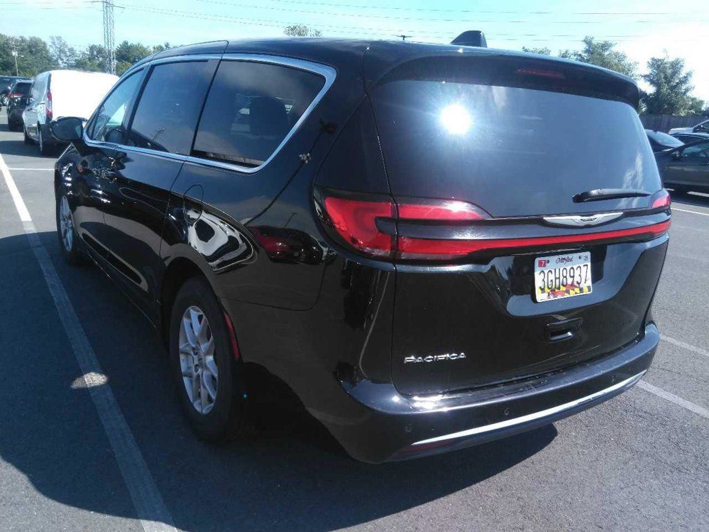 Used 2024 Chrysler Pacifica Touring-L FWD image 3