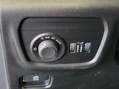Used 2023 Jeep Grand Cherokee Laredo AWD/4WD image 21