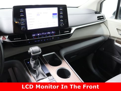 Certified 2021 Toyota Sienna XLE image 16