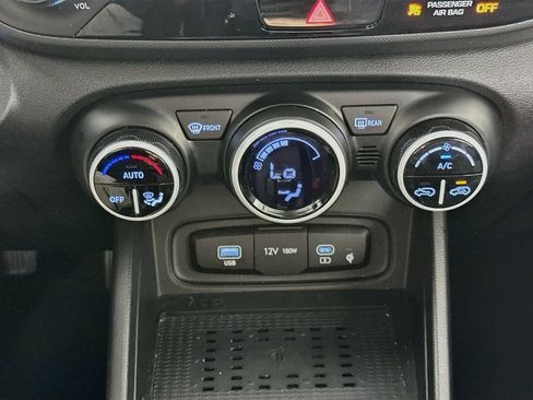Used 2025 Hyundai Venue Limited FWD image 24