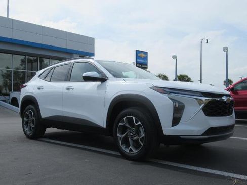 New 2025 Chevrolet Trax LT w/ Driver Confidence Package image 3