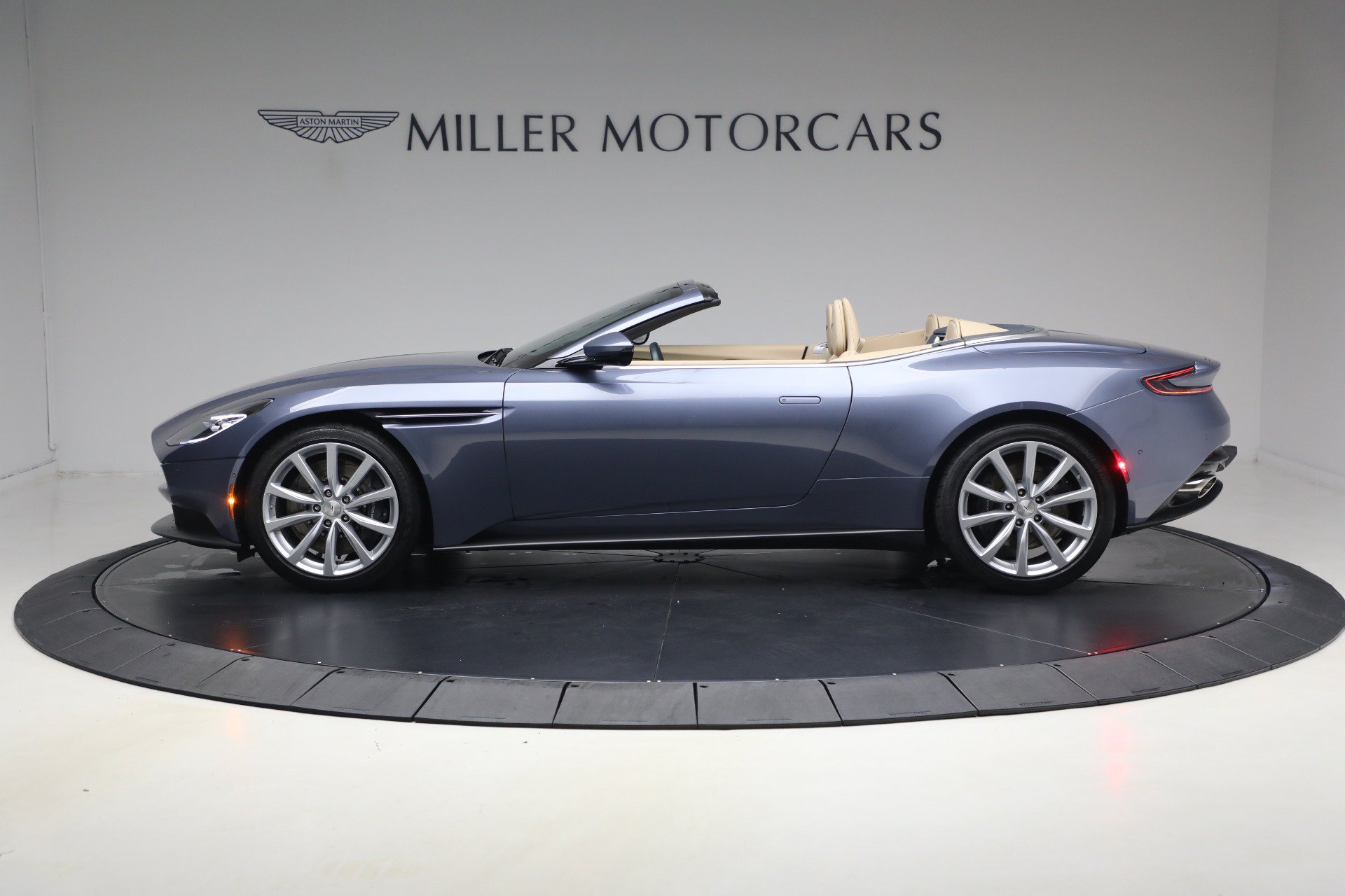 Used 2022 Aston Martin DB11 Volante RWD image 3