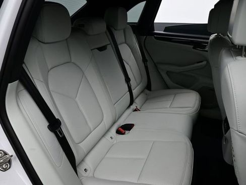 Certified 2025 Porsche Macan AWD/4WD image 16