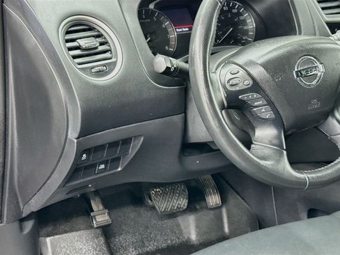 Used 2018 Nissan Pathfinder SV AWD/4WD image 16
