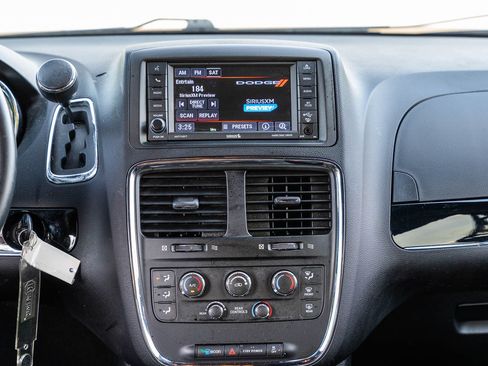 Used 2018 Dodge Grand Caravan SXT w/ Blacktop Package FWD image 30