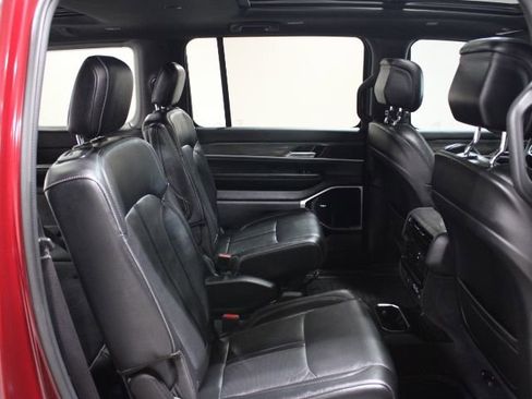 Used 2022 Jeep Wagoneer Series III w/ Premium Group I AWD/4WD image 30