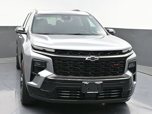 Used 2024 Chevrolet Traverse RS FWD image 2