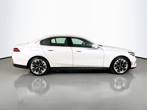 Used 2025 BMW 530i xDrive w/ Premium Package AWD/4WD image 4