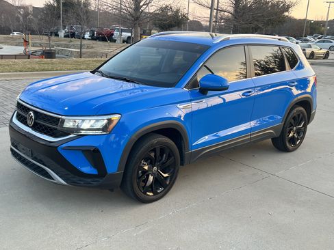 Certified 2022 Volkswagen Taos SE image 5