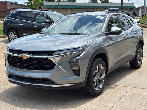 Used 2025 Chevrolet Trax LT FWD image 4