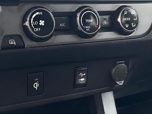 Used 2017 Toyota Tacoma TRD Sport image 31