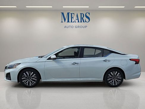 Used 2023 Nissan Altima 2.5 SV image 2