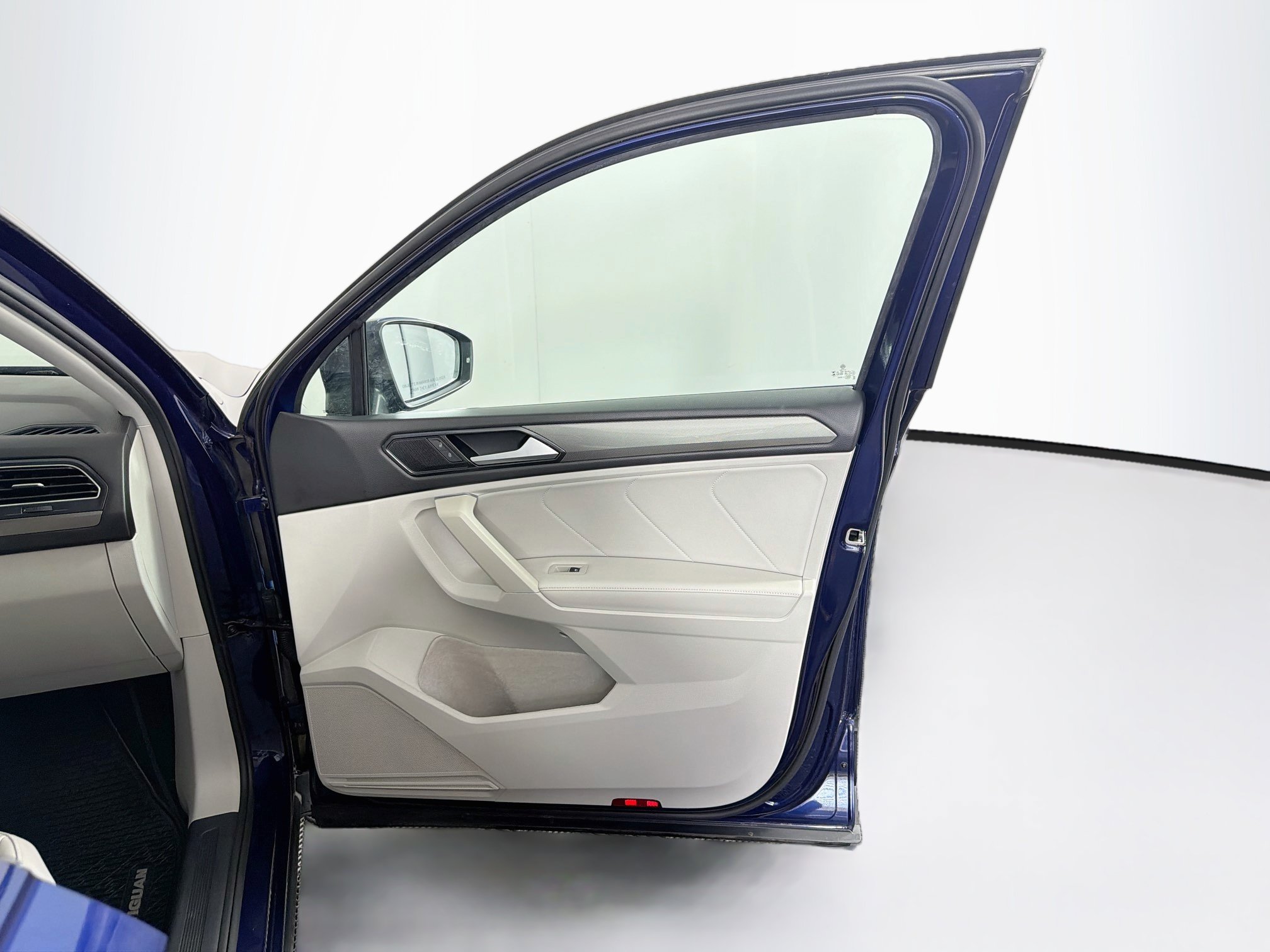 Used 2023 Volkswagen Tiguan SE FWD image 34