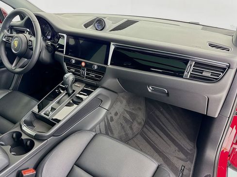 Certified 2025 Porsche Macan image 33