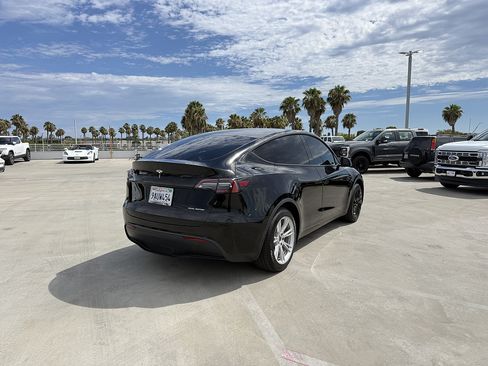 Used 2022 Tesla Model Y Long Range AWD/4WD image 3