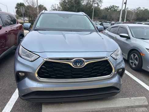 Used 2021 Toyota Highlander Limited image 3