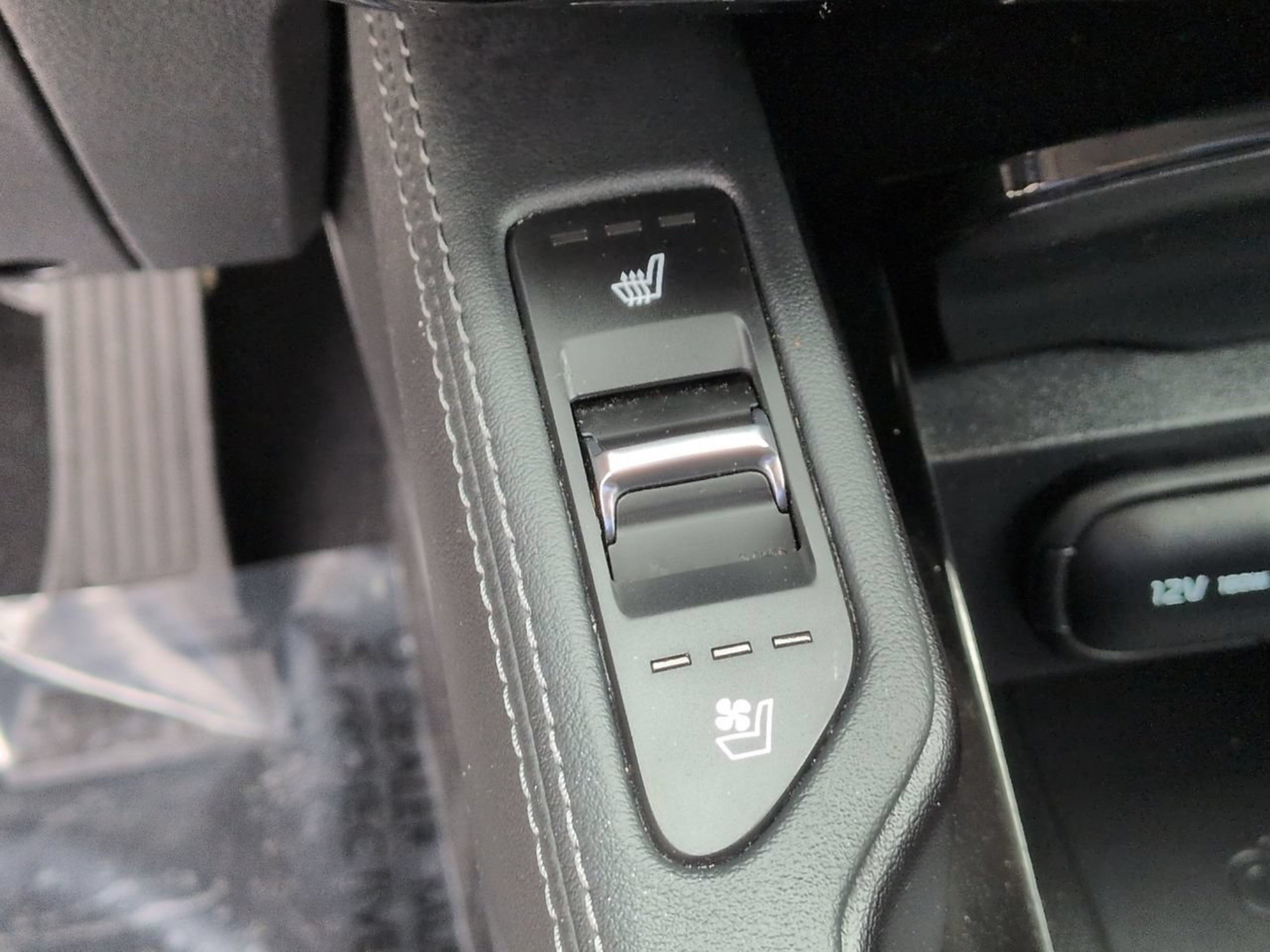 Used 2025 Kia Telluride EX w/ EX Captain's Chair Package FWD image 31