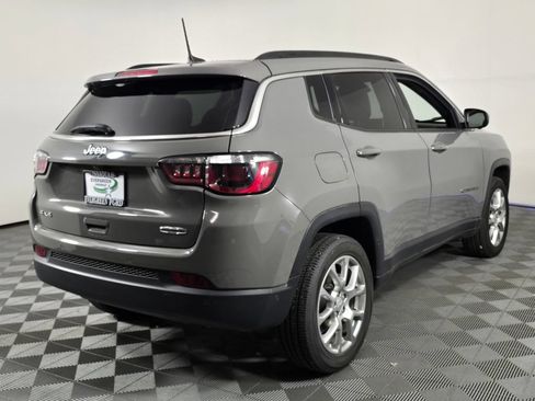 Used 2023 Jeep Compass Latitude AWD/4WD image 7