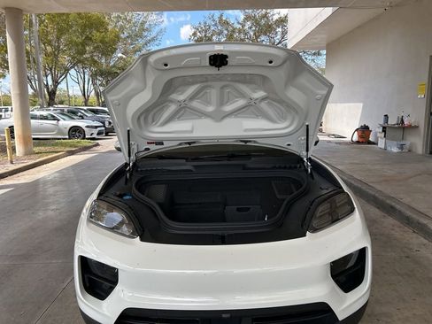 Used 2025 Porsche Macan Electric image 11