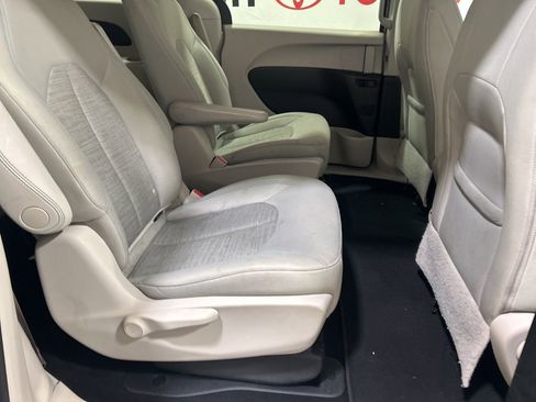 Used 2018 Chrysler Pacifica Touring Plus image 15