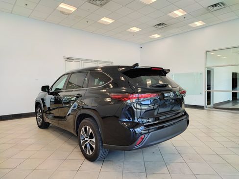 Used 2024 Toyota Highlander XLE FWD image 5