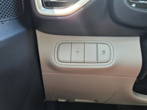 Certified 2025 Hyundai Venue Limited FWD image 28
